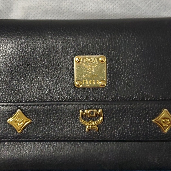 Nice mcm bag and wallet..COME ON LADIES - Picture 7 of 8